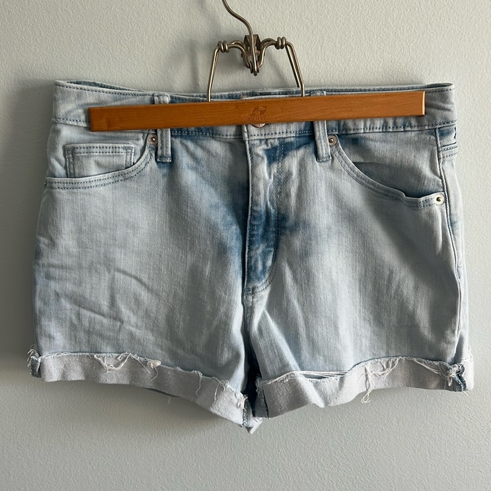 Universal Thread shorts size 6!